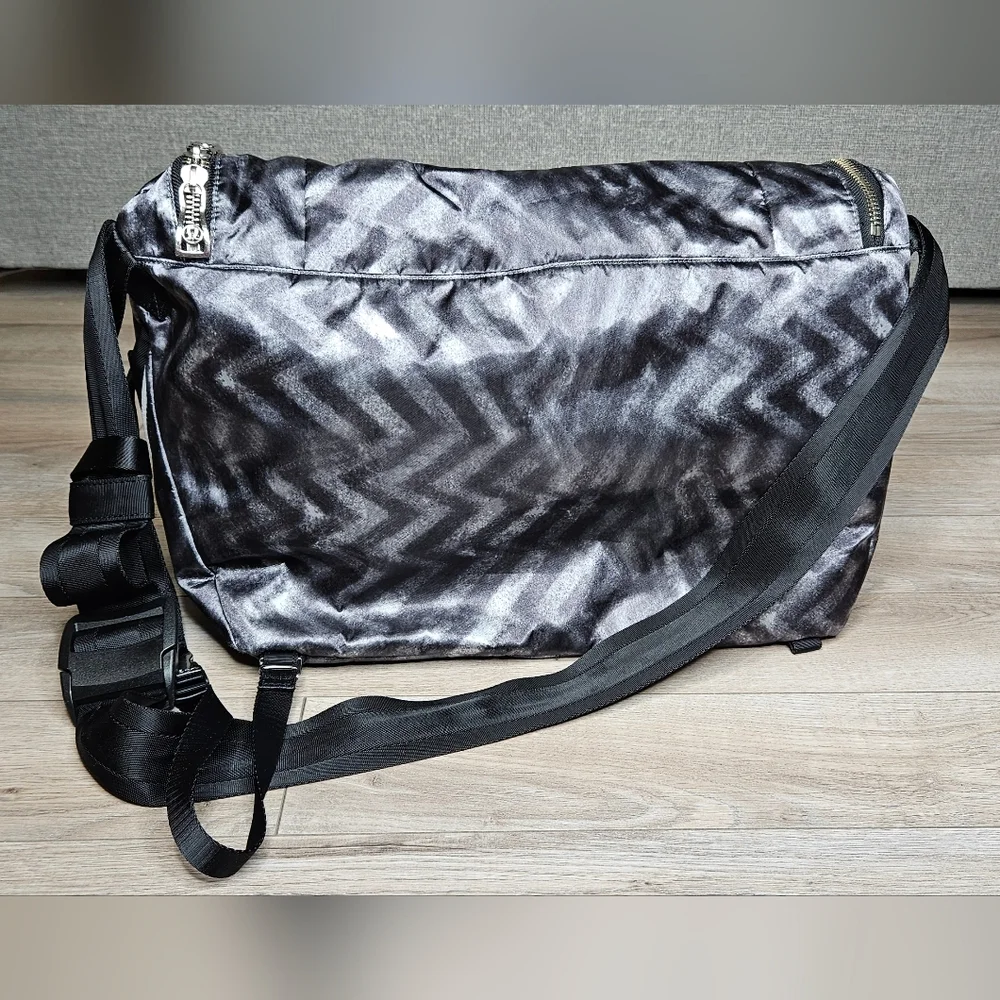 *RARE* LULULEMON Messenger Bag OFFERS WELCOME! - Picture 2 of 7